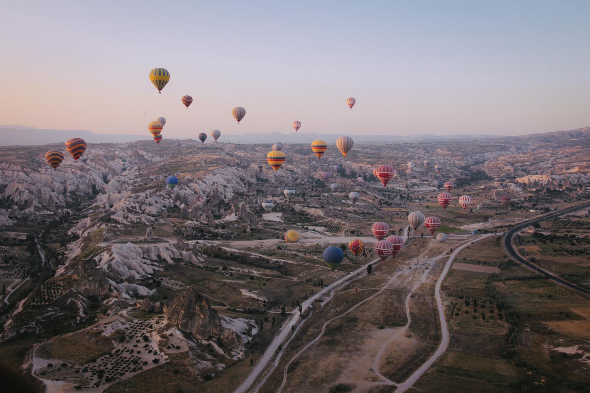 4. Masal: Renkli Balonların Yolculuğu